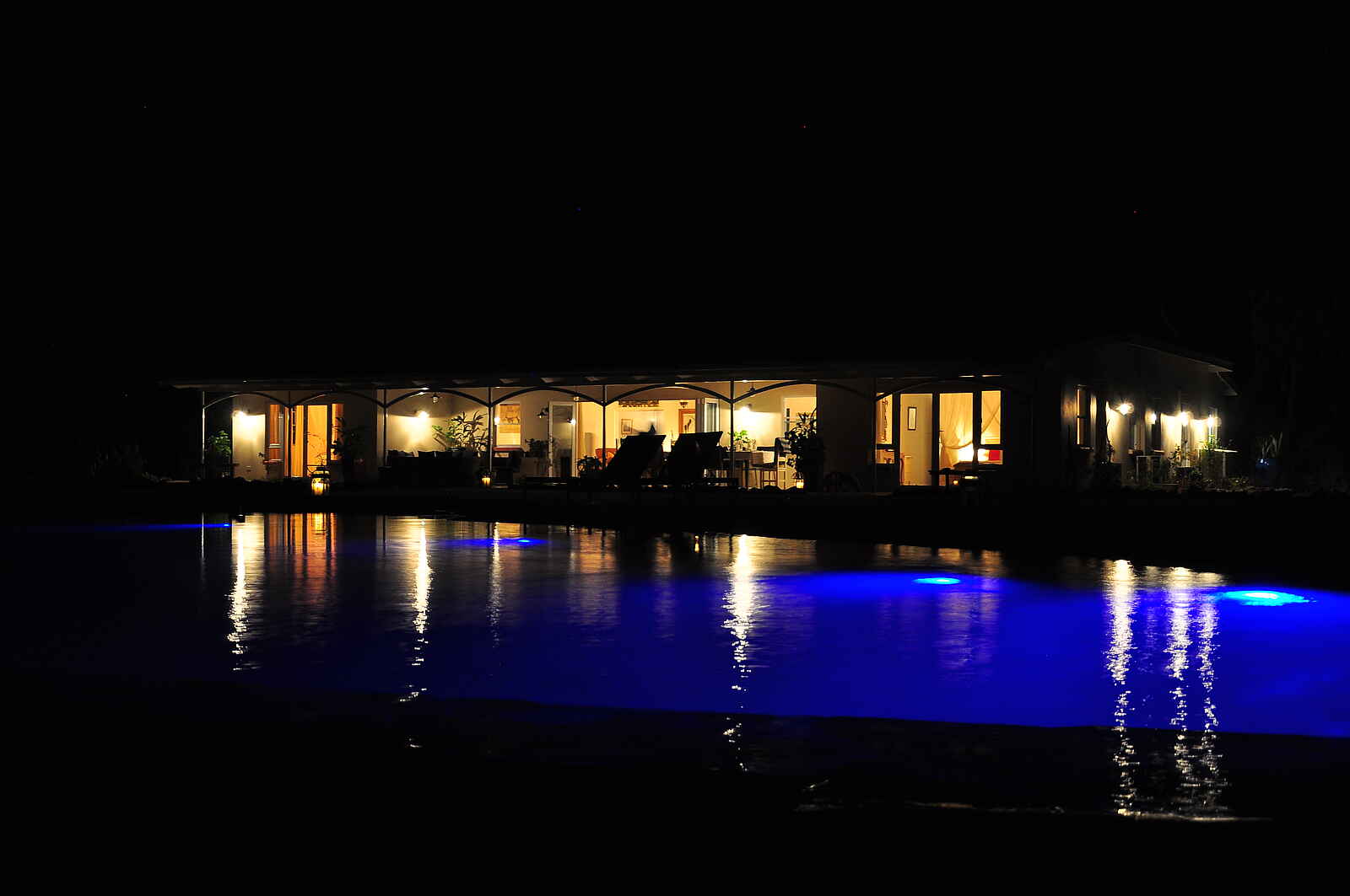 The River Farmhouse: Das Haus bei Nacht The River Farmhouse: Das Haus bei Nacht