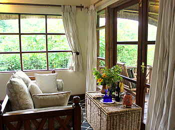 Volcanoes Bwindi Lodge: Wohnzimmer- und Terrassenbereich