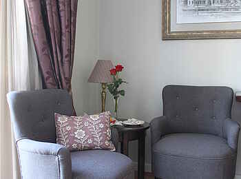 Hotel Eberwein: Sessel und Tisch Hotel Eberwein: Sessel und Tisch