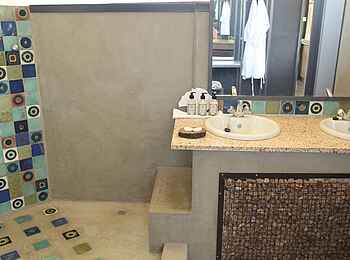 Kavinga Safari Camp: Dekorativ geflieste Dusche Kavinga Safari Camp: Dekorativ geflieste Dusche