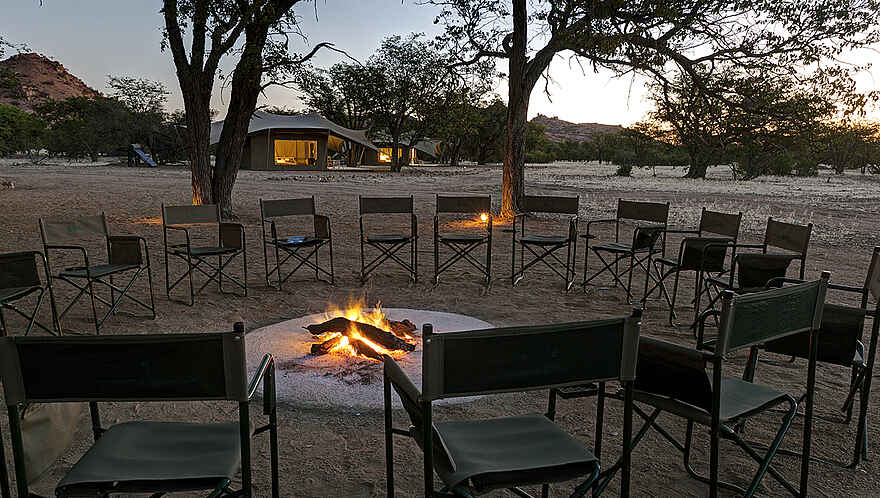 Malansrus Tented Camp: Sitzkreis um die Feuerstelle Malansrus Tented Camp: Sitzkreis um die Feuerstelle