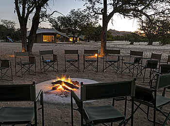 Malansrus Tented Camp: Sitzkreis um die Feuerstelle