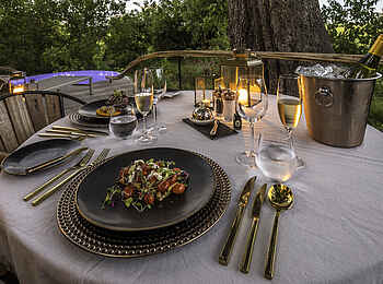 Mombo Camp: Gedeckter Tisch zum Dinner Mombo Camp: Gedeckter Tisch zum Dinner