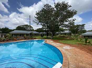 Pioneers Victoria Falls: Swimming Pool im Herzen des Gartens Pioneers Victoria Falls: Swimming Pool im Herzen des Gartens