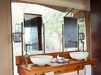 Thanda Tented Camp: Waschbecken mit Spiegel Thanda Tented Camp: Waschbecken mit Spiegel