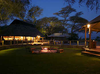 Anabezi Luxury Tented Camp: Die Anlage am Abend