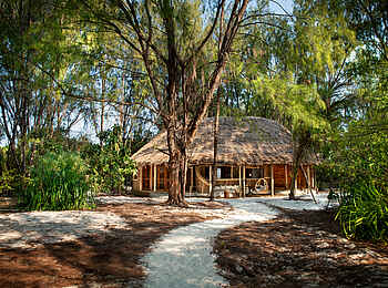andBeyond Mnemba Island Lodge: Blick auf eine Familien Banda