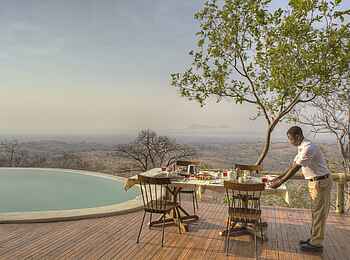 Ikuka Safari Camp: Vorbereitungen für das Essen auf dem Sonnendeck