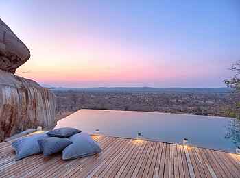 Jabali Ridge Camp: Sonnenaufgang am Pool Jabali Ridge Camp: Sonnenaufgang am Pool