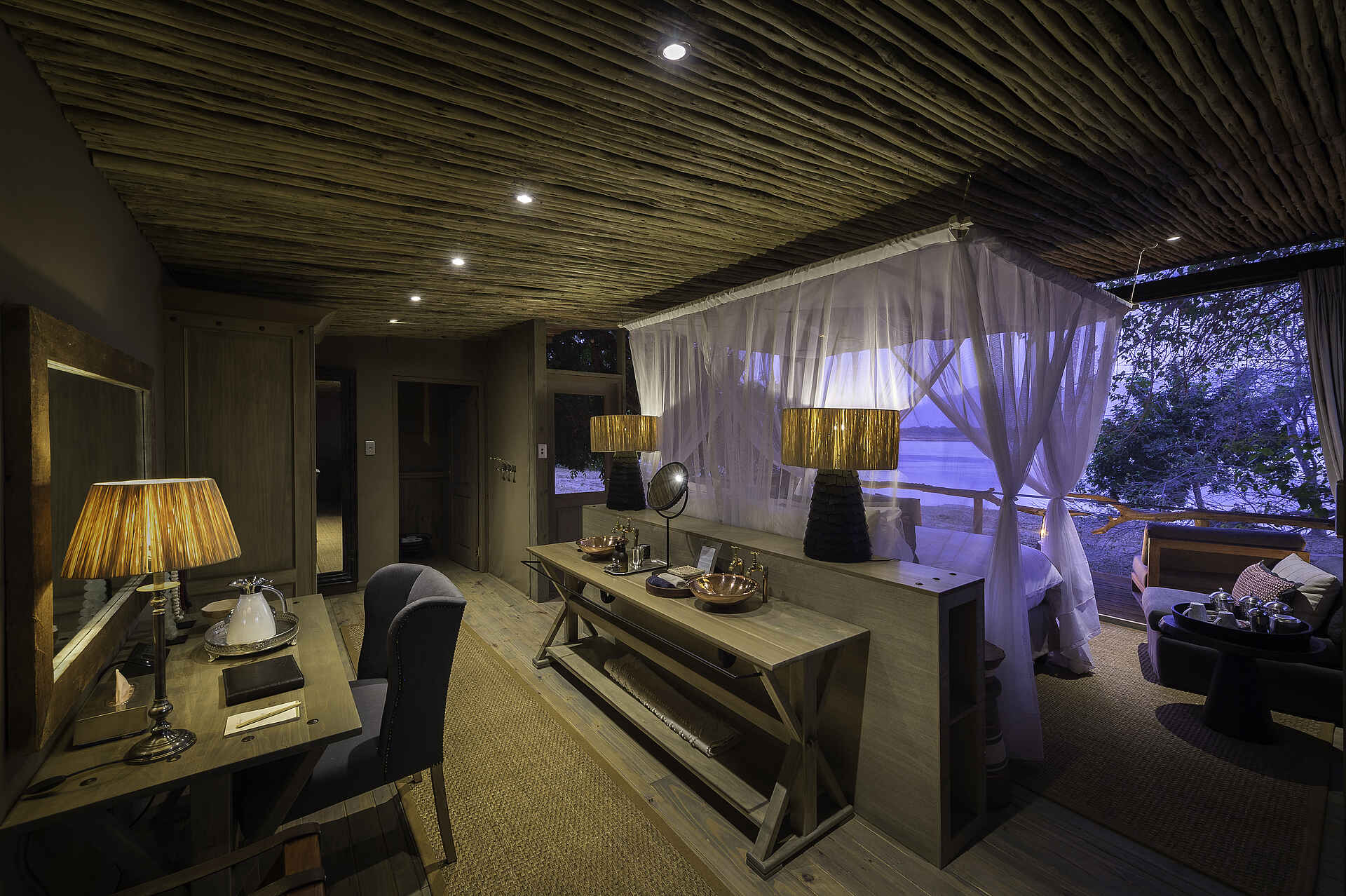 Little Ruckomechi Camp: Gästebad Little Ruckomechi Camp, Mana Pools National Park, Sambesi, Wilderness Safaris, Gästebad, Gästezelt, Moskitonetz, Schreibtisch, Waschbecken, Afrikarma, Afrikarma Safaris, Afrikarma Safaris - Wildnis. Hautnah., Afrikarma.de