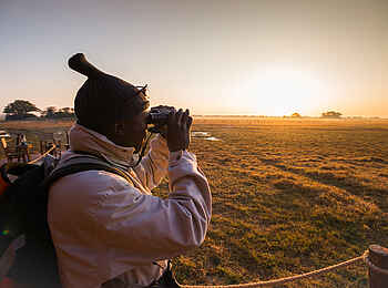 Mukambi Busanga Plains Camp: Guide mit Fernglas Mukambi Busanga Plains Camp: Guide mit Fernglas