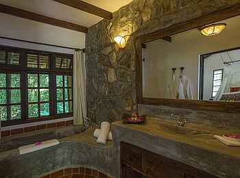 Rivertrees Country Inn: Gartenzimmer Bad mit Waschtisch