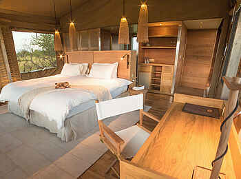 Roving Bushtops Camp: Doppelbett und Schreibtisch