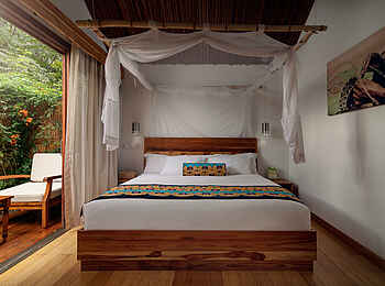 The Retreat Hotel: Deluxe King Room Bett The Retreat Hotel: Deluxe King Room Bett