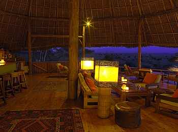 Tortilis Camp: Die Lounge Area bei Nacht Tortilis Camp: Die Lounge Area bei Nacht