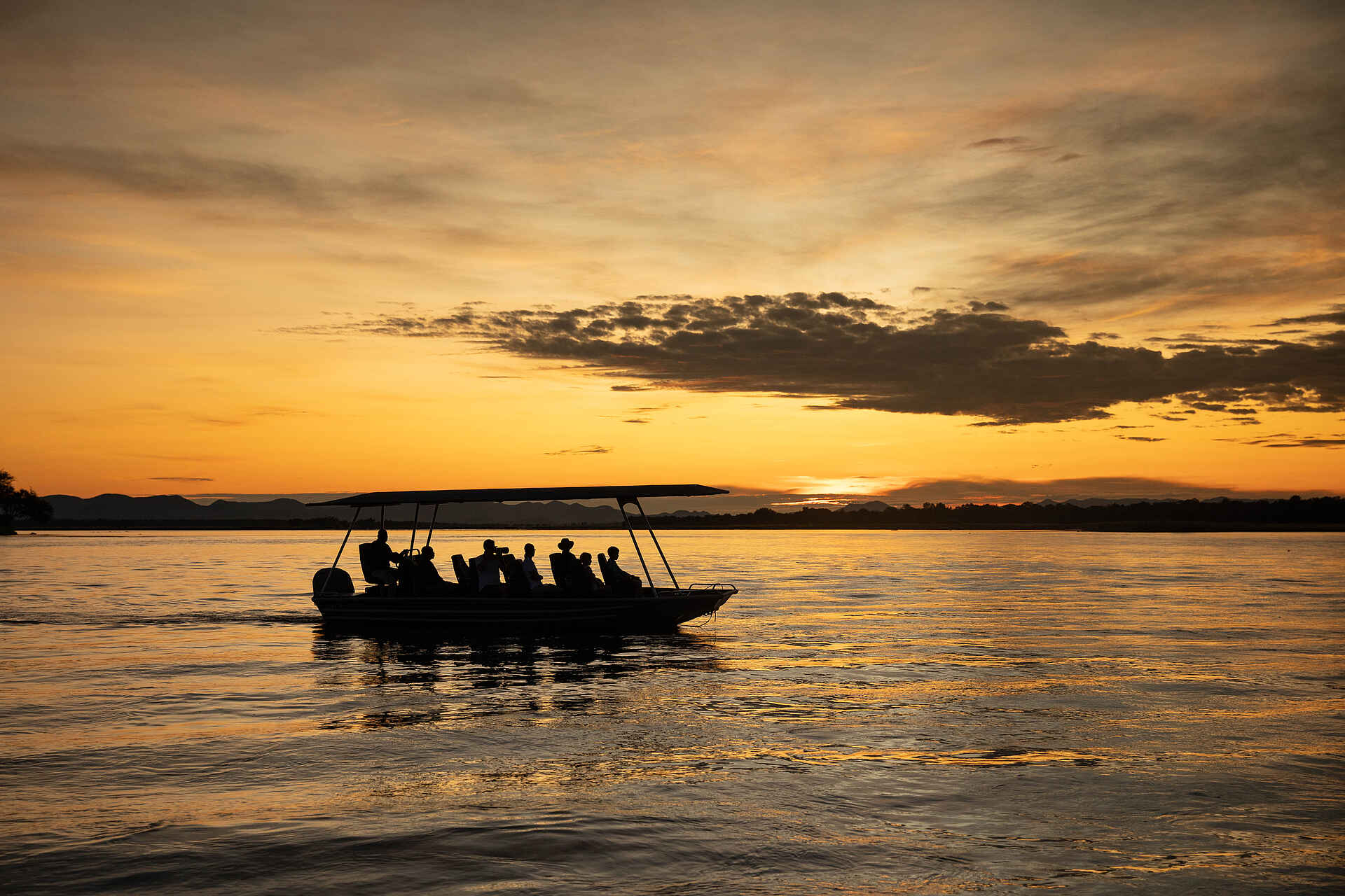 Zanji Suite at Tembo Plains Camp: Eine Bootsfahrt zum Sonnenuntergang