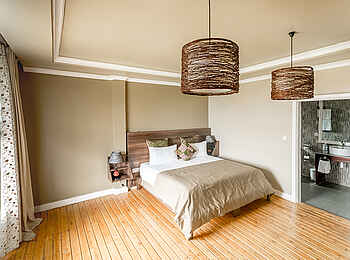 Five Volcanoes Boutique Hotel: Doppelbett im VIP Cottage