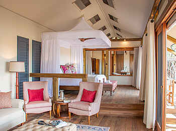 Kwara Camp: Gästezimmer Sitzecke und Bett Kwara Camp: Gästezimmer Sitzecke und Bett
