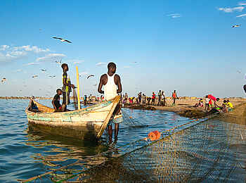 Lobolo Camp: Fischer am Seeufer