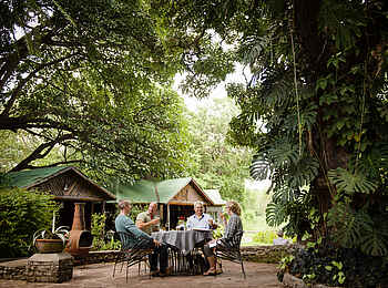 Mt. Meru Game Lodge: Gäste im Garten