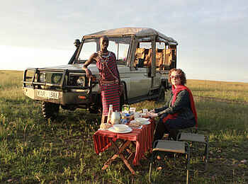 Naibor Camp: Pause während einer Pirschfahrt Naibor Camp: Pause während einer Pirschfahrt