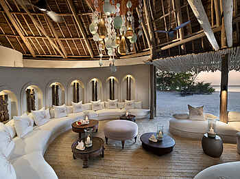 andBeyond Mnemba Island Lodge: Großzügige Lounge