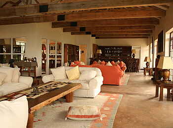 Clouds Mountain Gorilla Lodge: Bar und Lounge