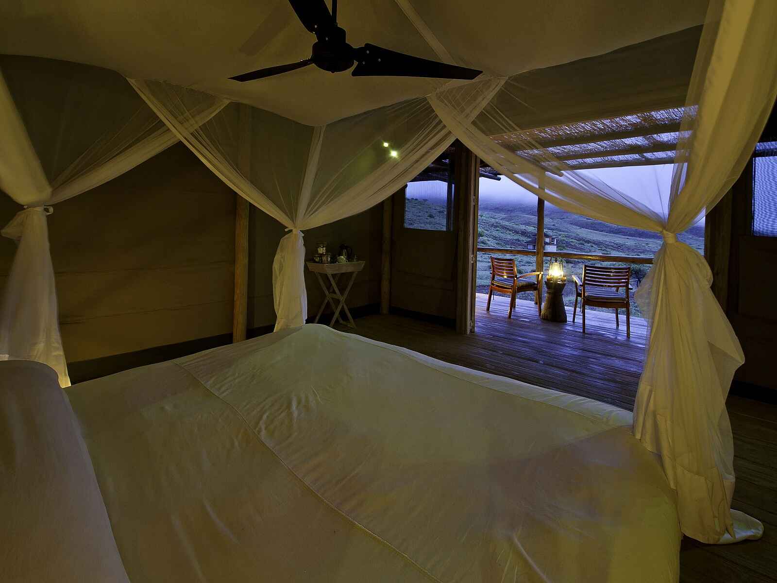 Damaraland Camp: Gästechalet am Abend Damaraland Camp: Gästechalet am Abend