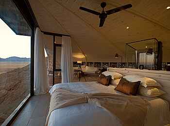 Desert Whisper Villa: Gästebungalow Bett