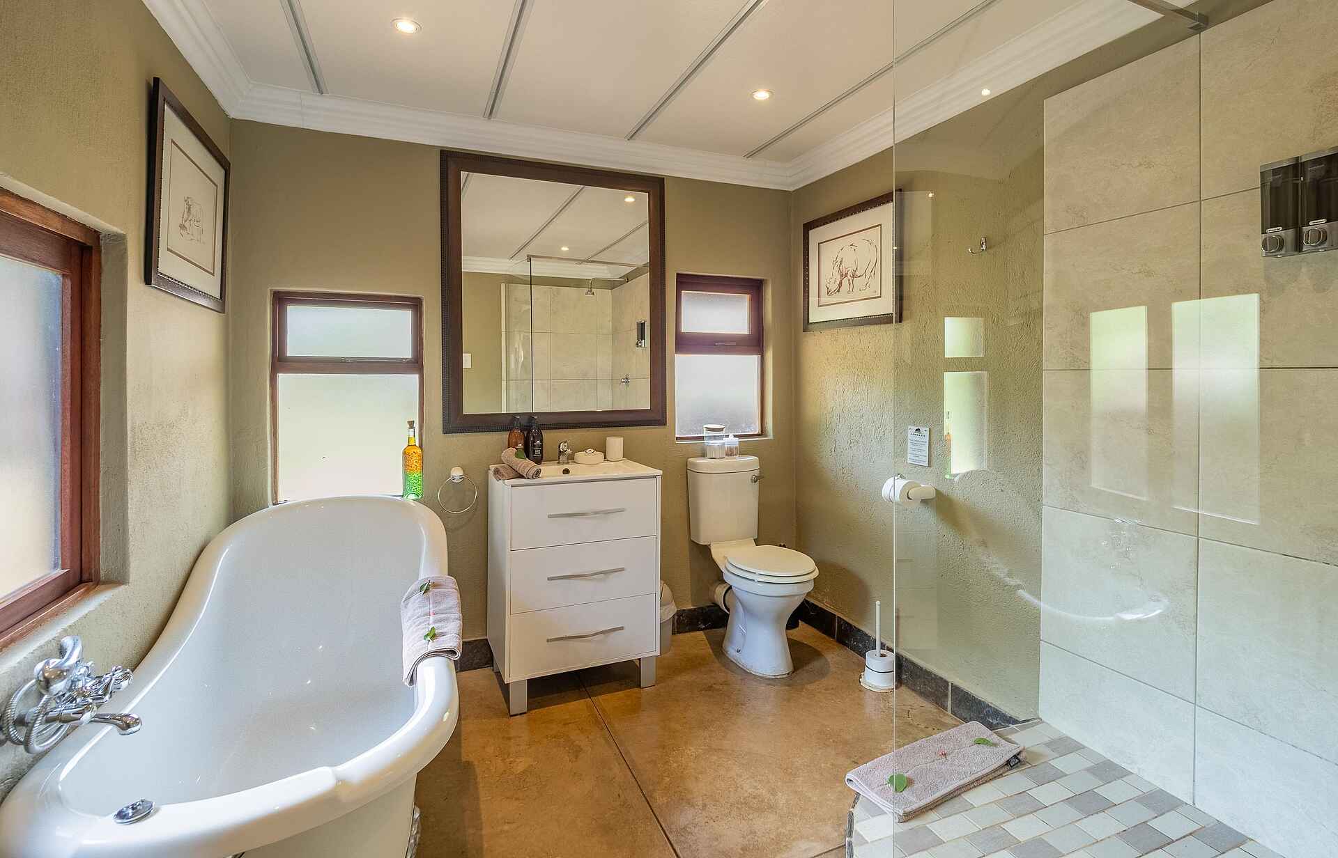 Kambaku Safari Lodge: Family Chalet Bad