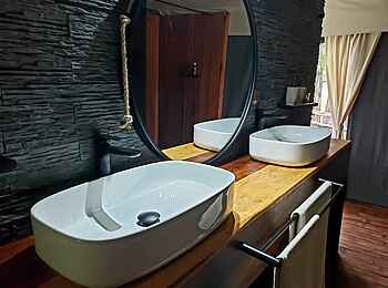 Khwai Expeditions Camp: Bad mit Doppelwaschbecken Khwai Expeditions Camp: Bad mit Doppelwaschbecken