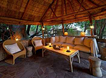 Kuyenda Bushcamp: Sitzgruppe in der Lounge