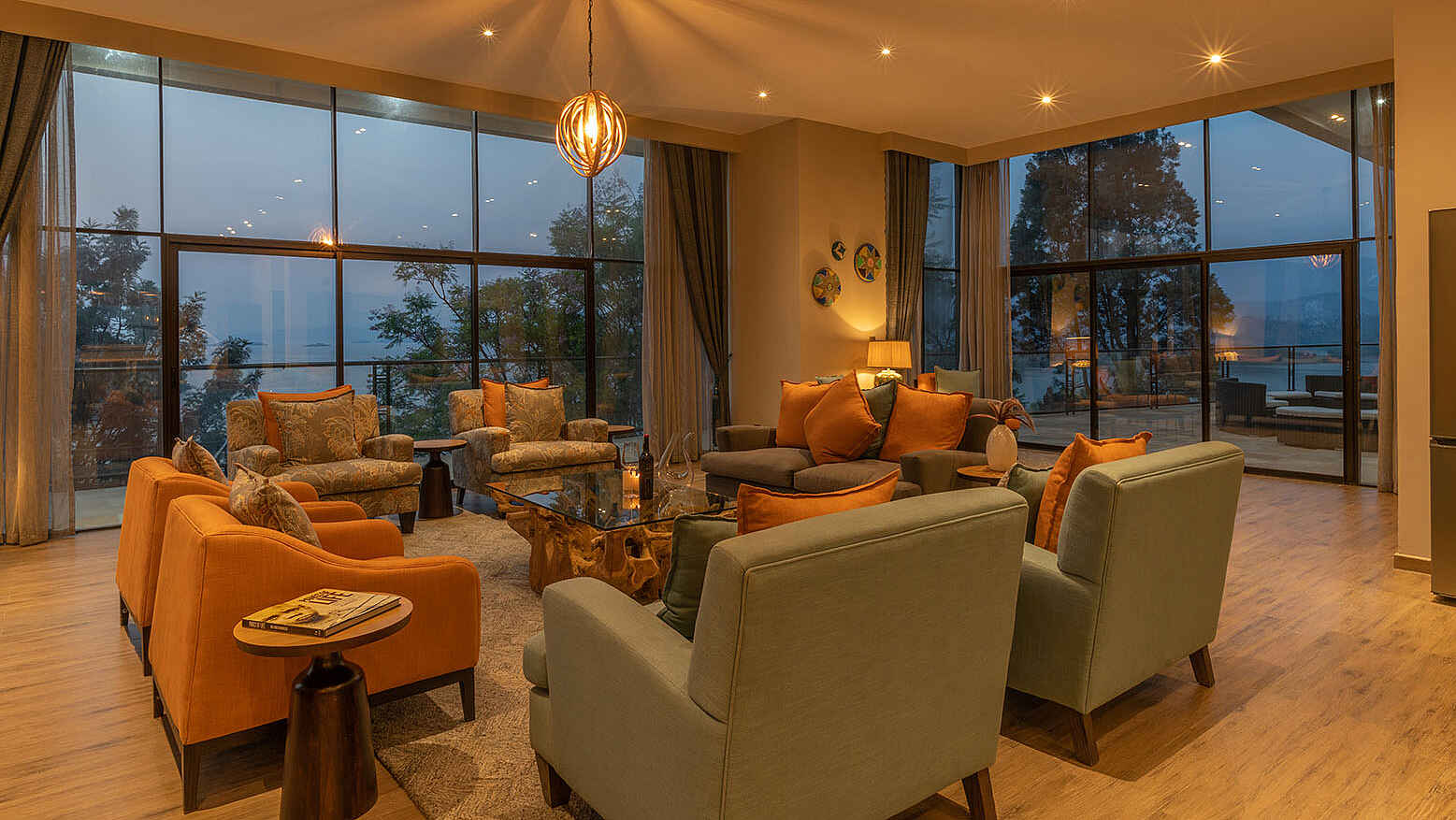 Lux Lake Kivu Hotel: Royal Villa Loungebereich mit Blick auf die Terrasse Lux Lake Kivu Hotel: Royal Villa Loungebereich mit Blick auf die Terrasse
