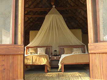 Nanzhila Plains Safari Camp: Moskitonetz im Gästechalet Nanzhila Plains Safari Camp: Moskitonetz im Gästechalet