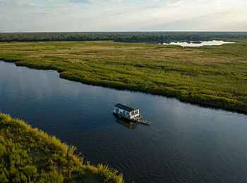 Okavango Spirit: Mitten im Fluss Okavango Spirit: Mitten im Fluss