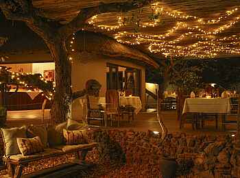 Okutala Lodge: Lapa am Abend Okutala Lodge: Lapa am Abend