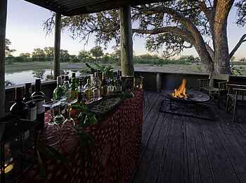 Savuti Camp: Feuerdeck und Bar