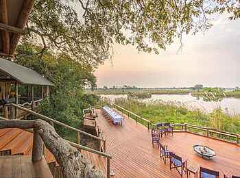 Shinde Lodge: Hauptbereich mit schönem Deck Shinde Lodge: Hauptbereich mit schönem Deck