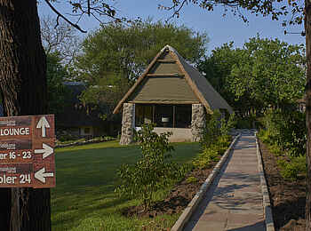 Thamalakane River Lodge: Weg zu Chalet