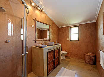 Waterberg Guest Farm: Badezimmer im Bungalow Waterberg Guest Farm: Badezimmer im Bungalow