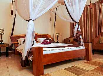 2 Friends Beach Hotel: Doppelbett mit Moskitonetz