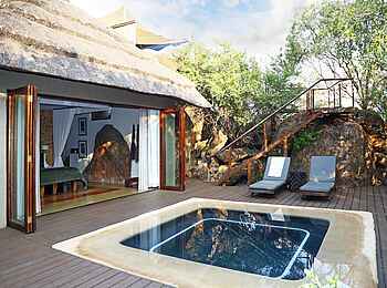 Madikwe Hills Private Game Lodge: Plungepool einer Suite
