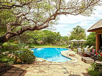 Thanda Villa iZulu: Der Pool mit Ausblick ins Grüne Thanda Villa iZulu: Der Pool mit Ausblick ins Grüne