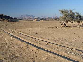 Damaraland Camp: Fahrzeugspuren