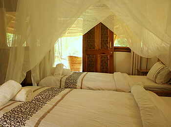 Enjojo Lodge: Betten unter Moskitonetzen