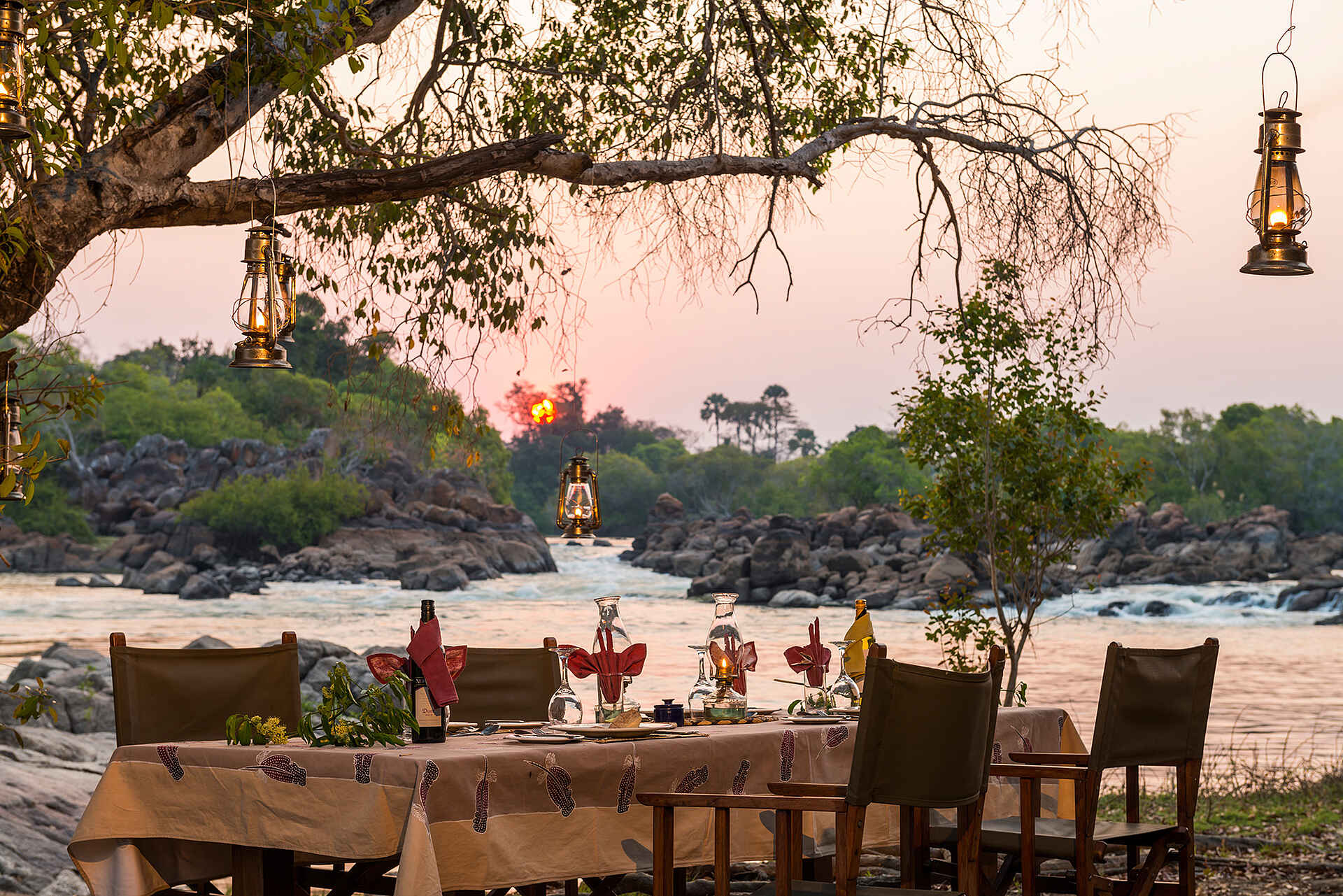 KaingU Safari Lodge: Dinner am Fluss