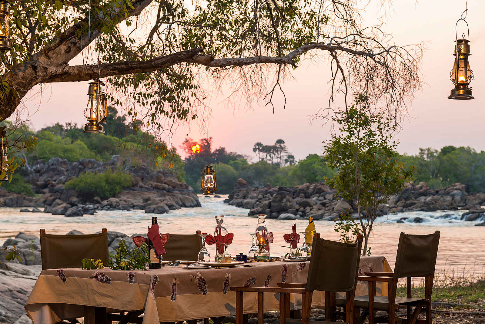 KaingU Safari Lodge: Dinner am Fluss KaingU Safari Lodge: Dinner am Fluss