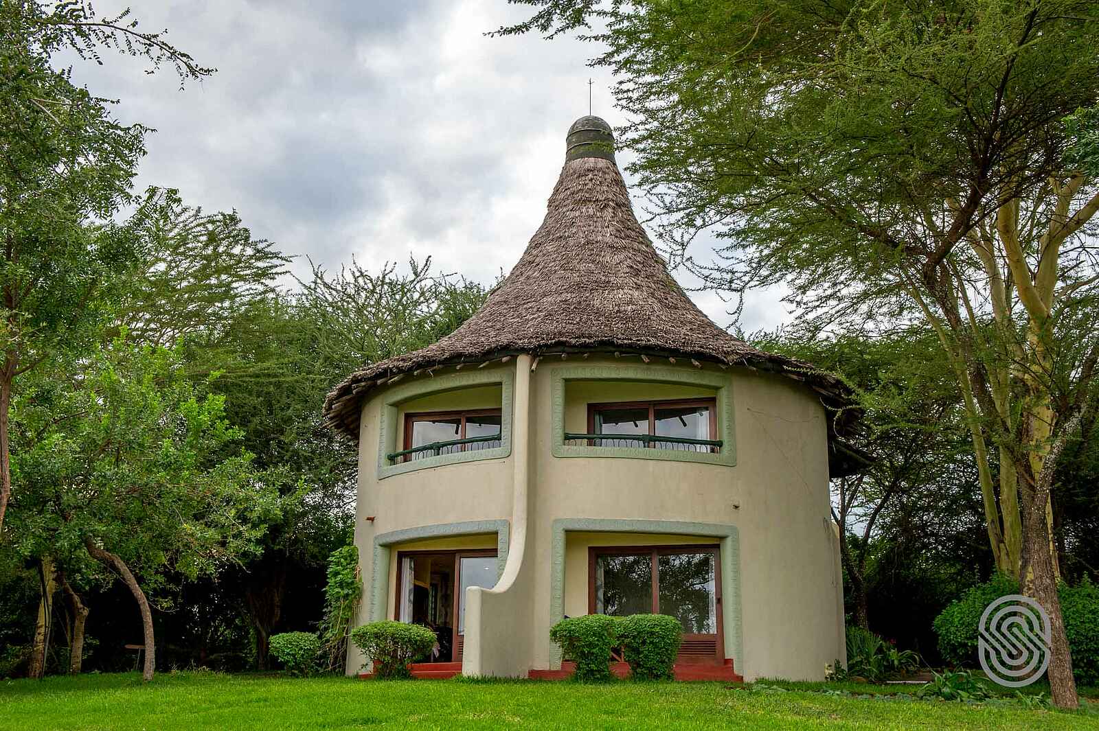 Lake Manyara Serena Lodge: Als Gästeunterkunft dienen regionaltypische 'Rondavels' Lake Manyara Serena Lodge: Als Gästeunterkunft dienen regionaltypische 'Rondavels'