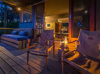 Little Vumbura: Die Veranda mit Sitzgelegenheiten Little Vumbura: Die Veranda mit Sitzgelegenheiten