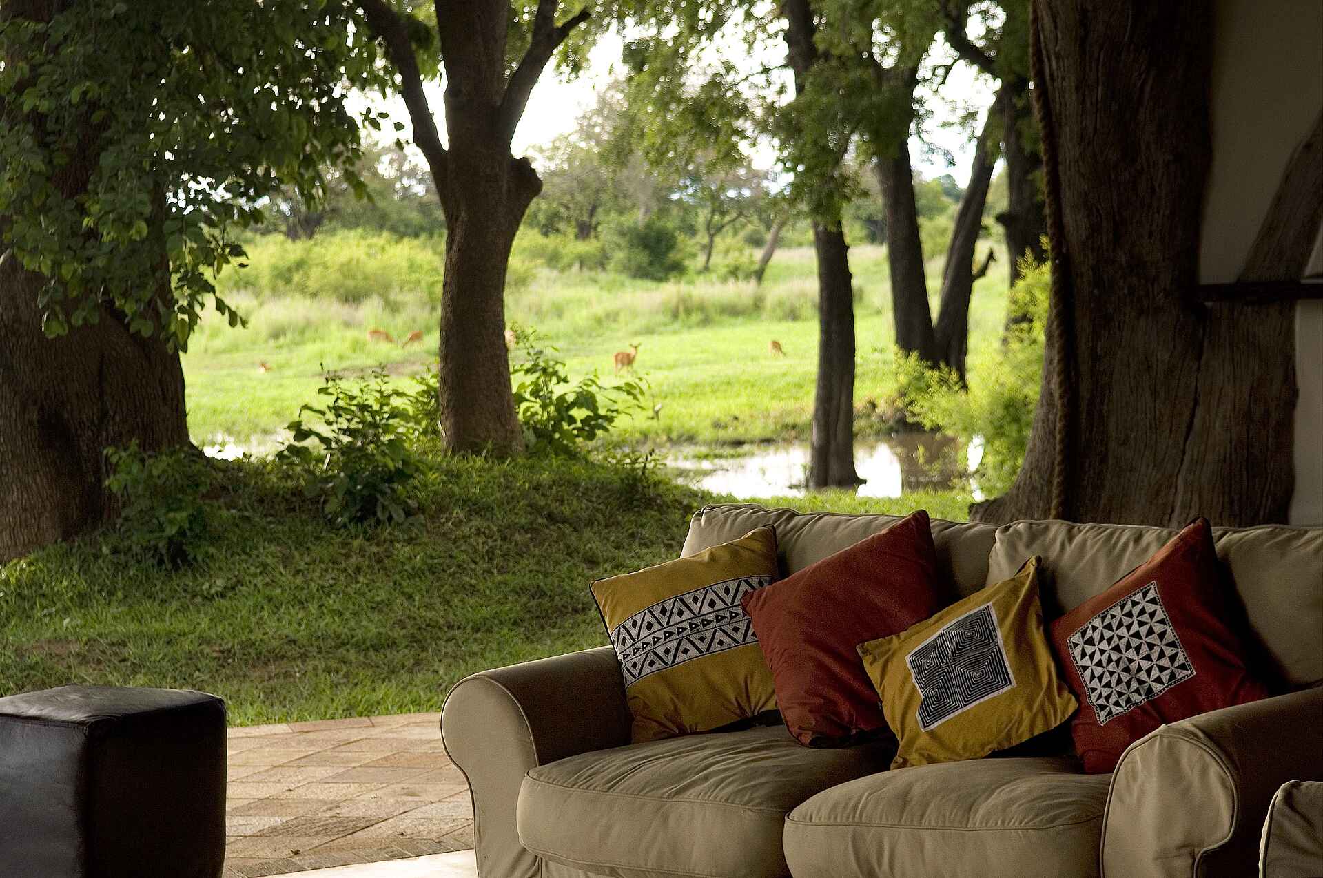 Luangwa Safari House: Sofa Luangwa, Luangwa River, Luangwa Safari House, Luangwa-Tal, Robin Pope, RPS, South Luangwa National Park, Beistelltisch, Lagune, Sofa, Afrikarma, Afrikarma.de, Robin Pope Safaris
